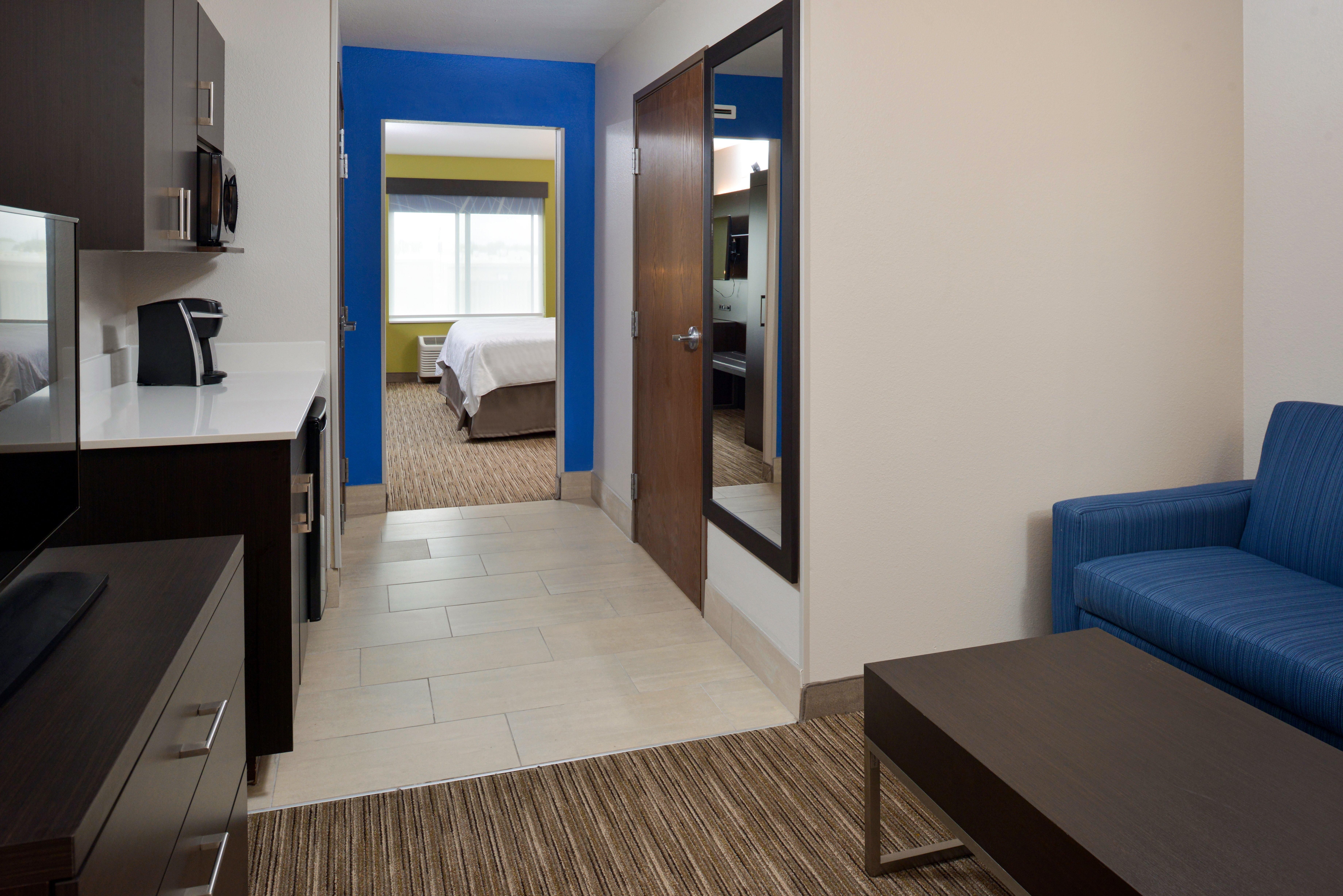 Holiday Inn Express & Suites Pueblo By Ihg Buitenkant foto