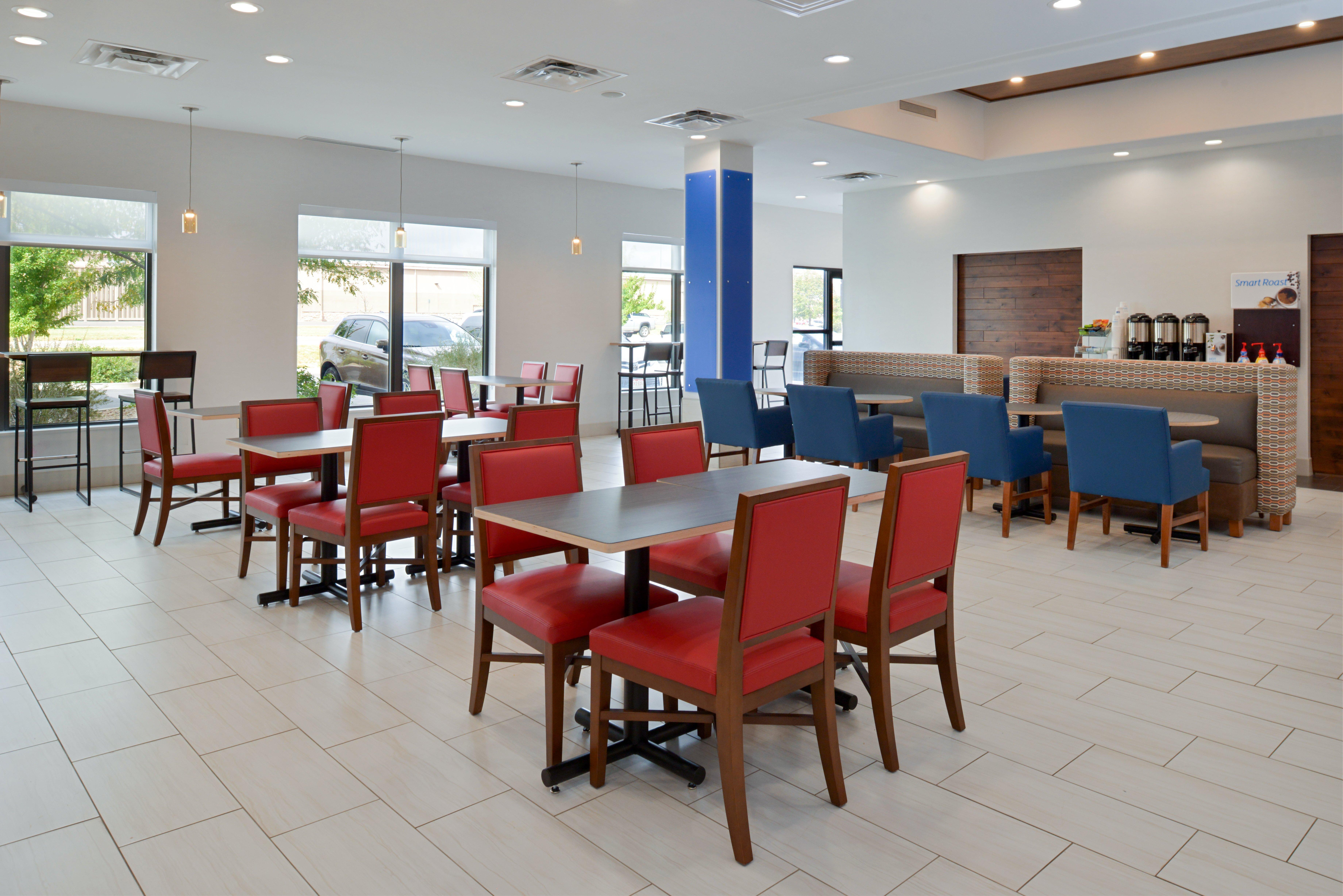 Holiday Inn Express & Suites Pueblo By Ihg Buitenkant foto