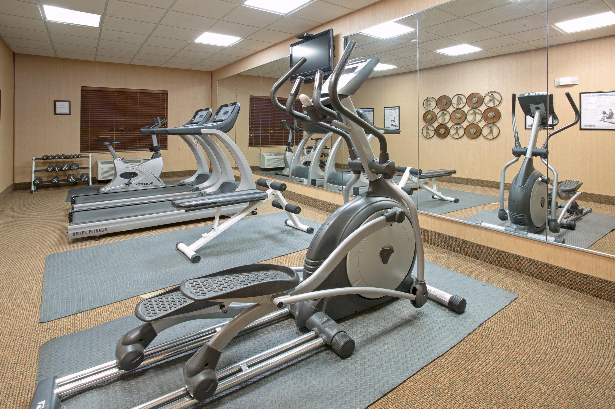 Holiday Inn Express & Suites Pueblo By Ihg Buitenkant foto