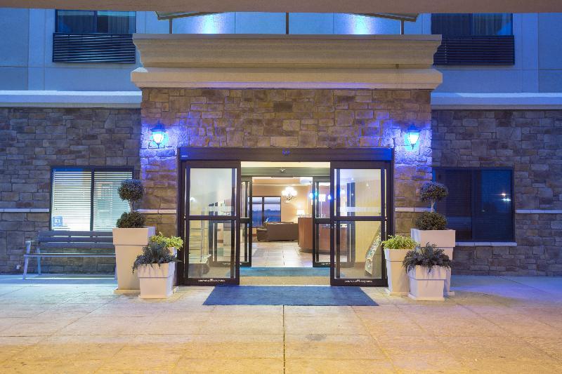 Holiday Inn Express & Suites Pueblo By Ihg Buitenkant foto