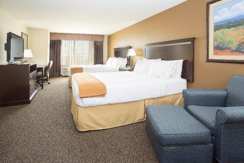 Holiday Inn Express & Suites Pueblo By Ihg Buitenkant foto