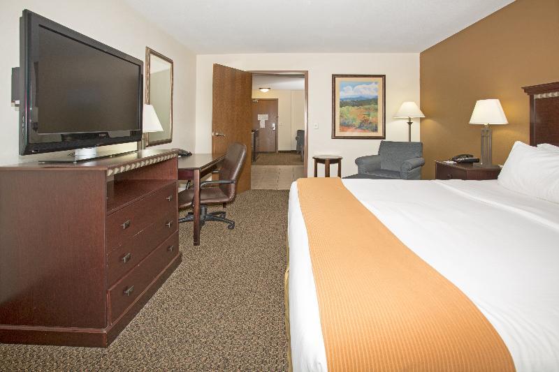 Holiday Inn Express & Suites Pueblo By Ihg Buitenkant foto